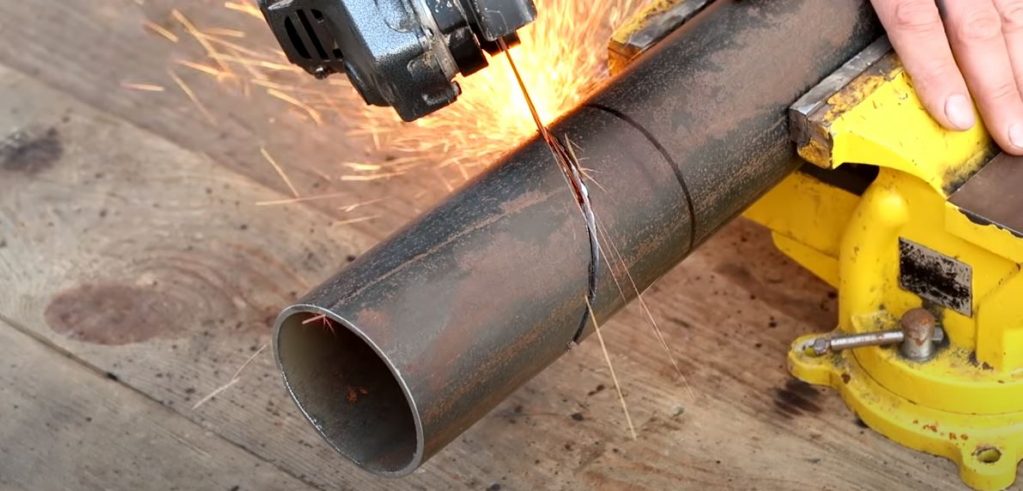 болгаркой вырезаем тяпку по полученным линиям