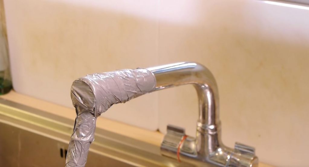 Плотно обматываем скотчем