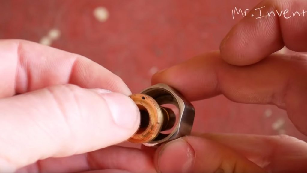 Вставляем в гайку штуцер под шланг меньшего диаметра и уплотнительное кольцо