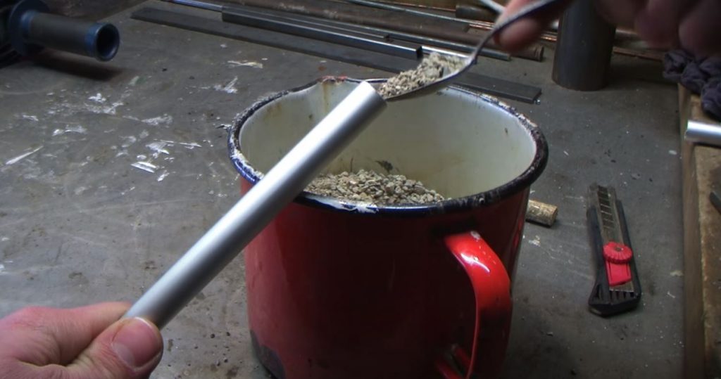 наполните трубу песком