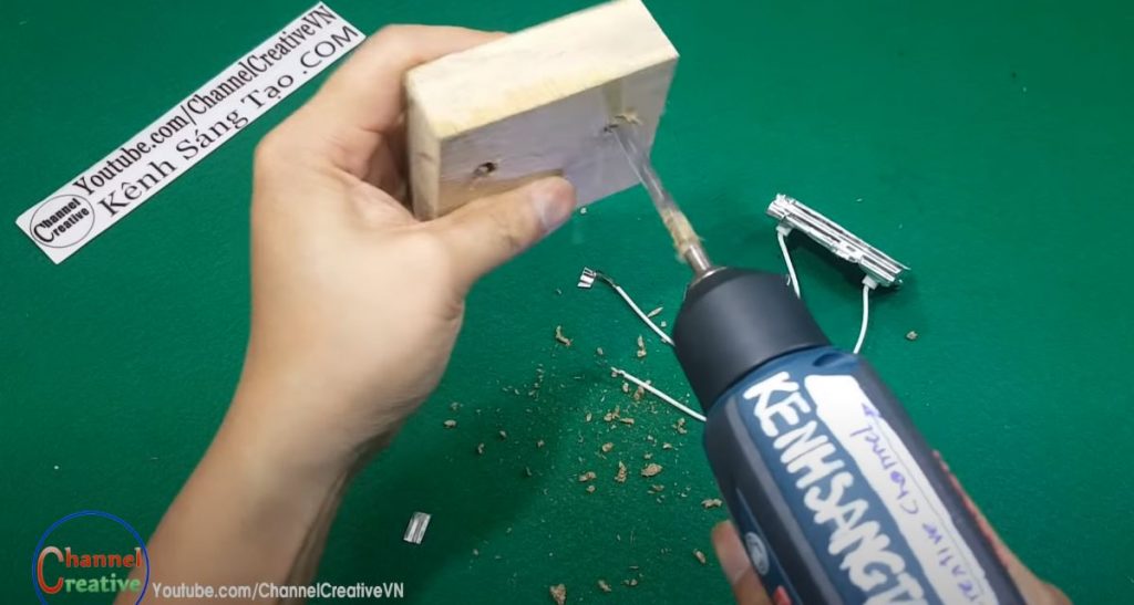 От деревянного бруска отрезаем основание ванночки