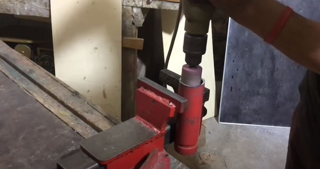 Внутренний диаметр по краям трубы расшлифовываем под подшипники