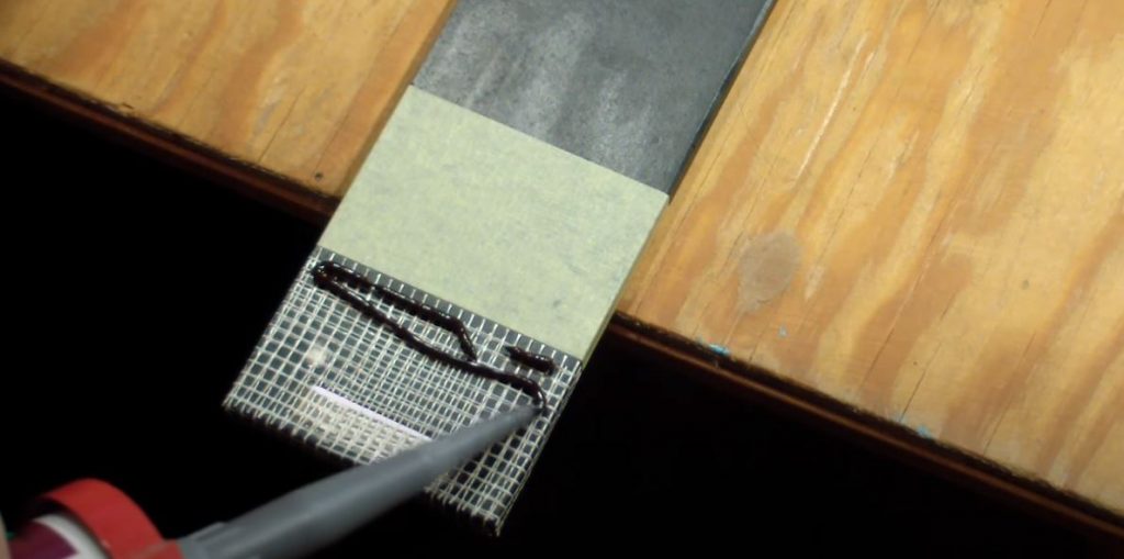 нанесите силиконовый герметик