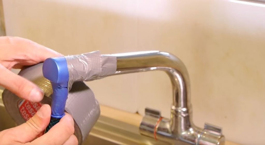 Надеваем шарик на смеситель