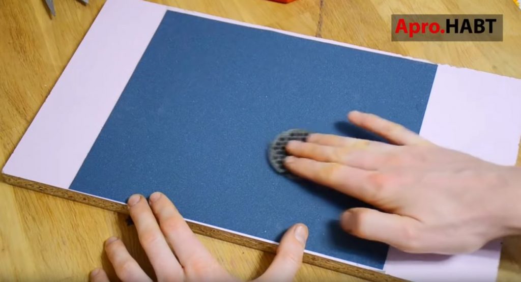 круговыми движениями начинаем выравнивать плоскость сеточки