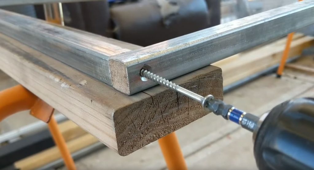 Собираем конструкцию, стягивая ее саморезами