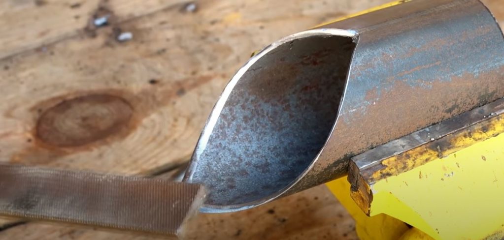 натачиваем сначала болгаркой, а затем доводим напильником