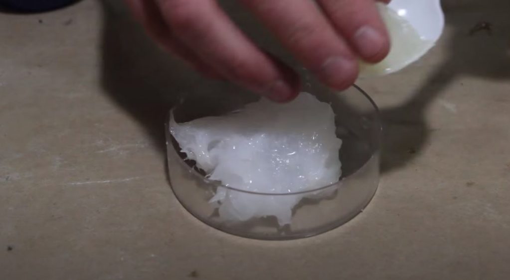 Помещаем силикон в форму, которая немного шире горлышка банки