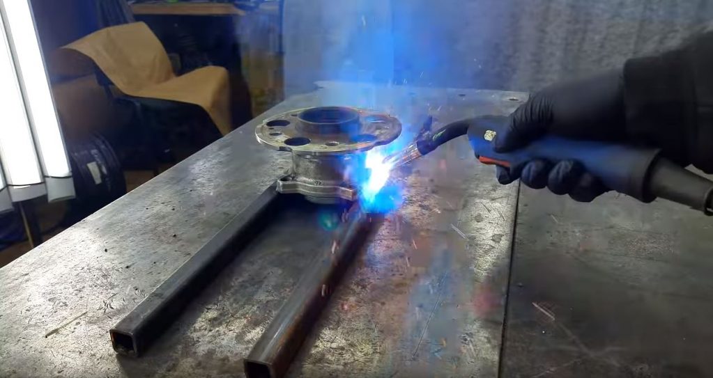 Привариваем ступицу к намеченному центру двух труб