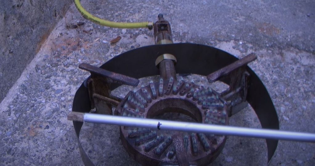 Нагреваем место изгиба на газовой горелке