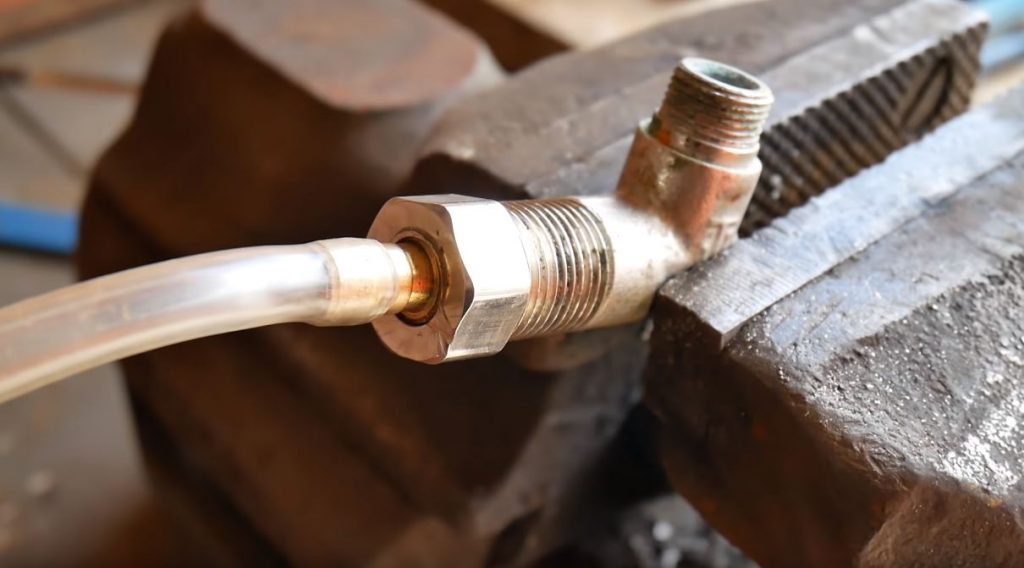 Накручиваем гайку на трубу