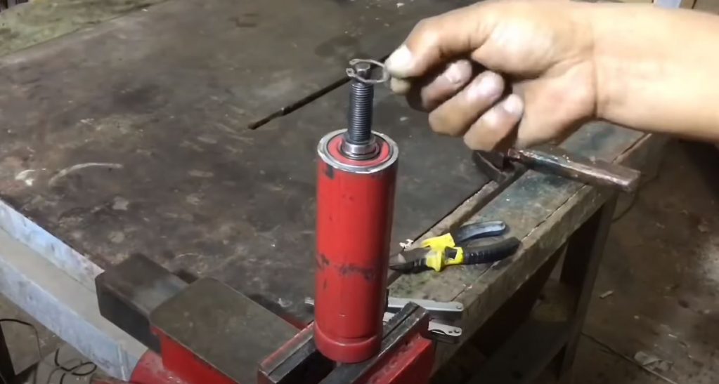 Вставляем шток и подшипники в трубу