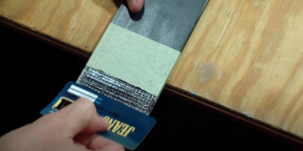 Шпателем разравняйте слой силикона