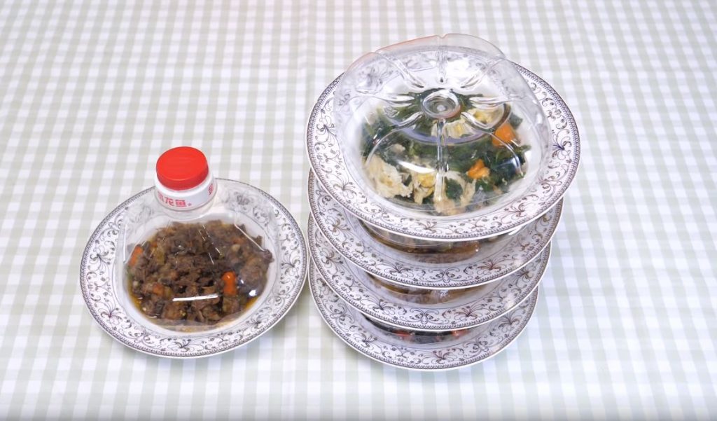 Верхнюю тарелку накрываем отрезанным дном