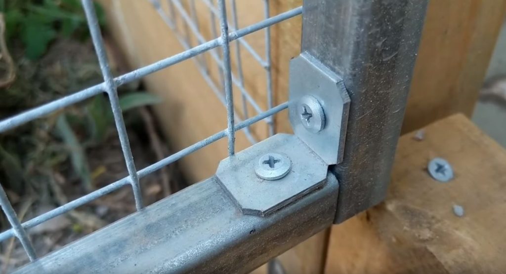 укрепляем углы металлическими уголками