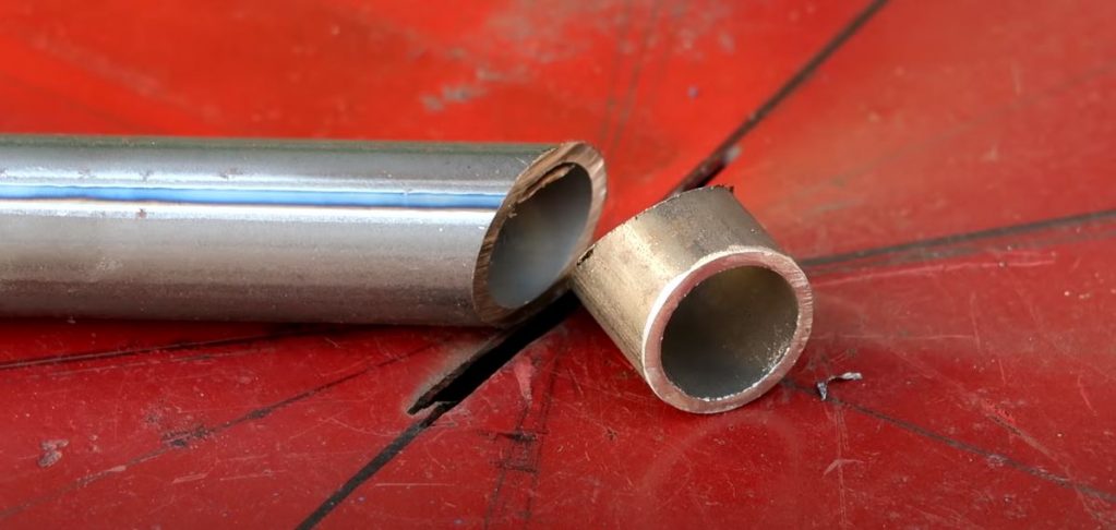 брезаем торец трубы под удобным для работы углом