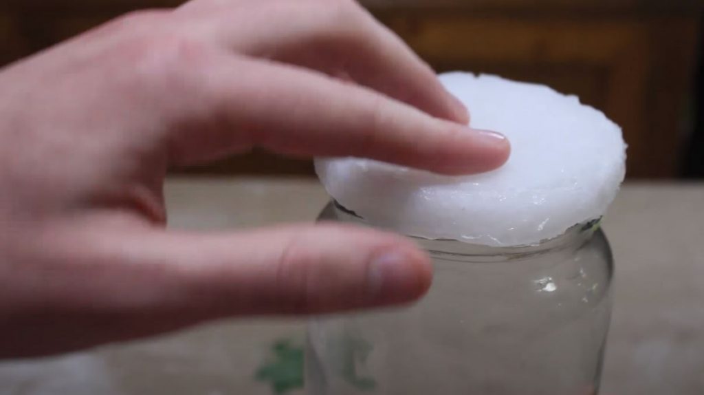 Крышка плотно находит на горлышко банки