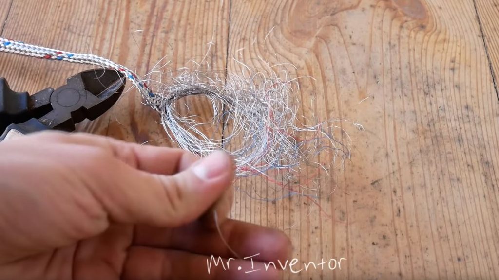 Распускаем кусочек обмотки шланга