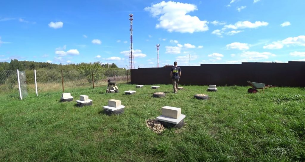 Бетонные блоки на плитке поверх покрышек