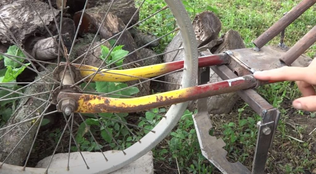 на распорках из арматуры привариваем две трубы