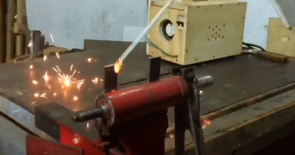 привариваем ножки по краям корпуса из трубы