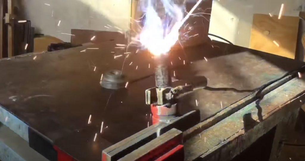 Привариваем его к валу и зашлифовываем края