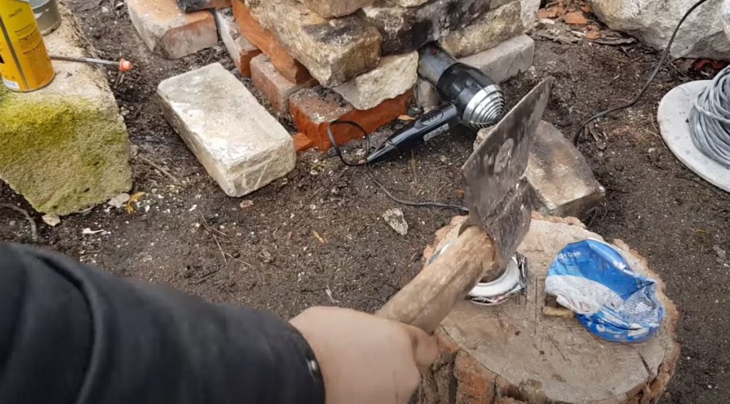 как можно сильнее сплющим алюминиевые банки