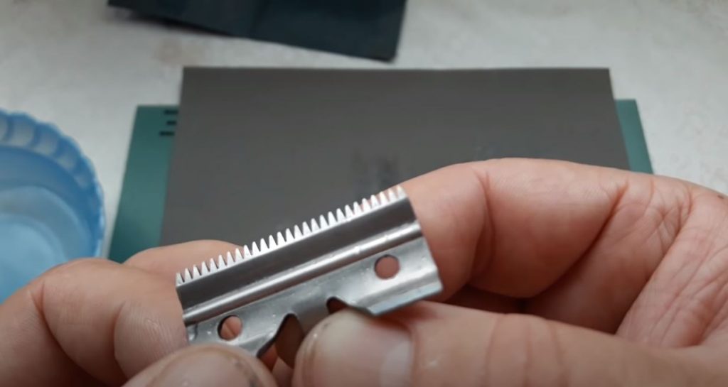 Аналогичным образом поступаем и с подвижным ножом