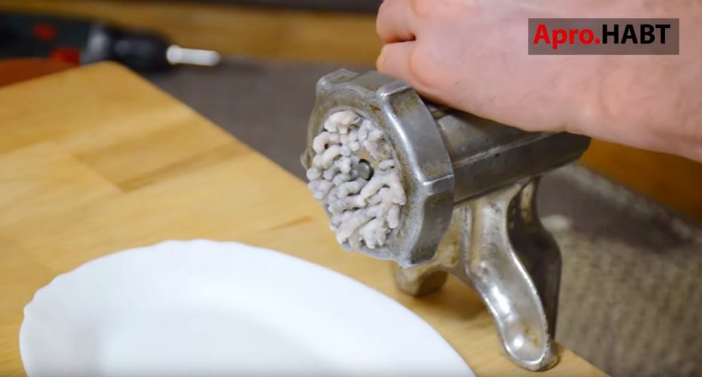 прокрутите через мясорубку кусочек сала