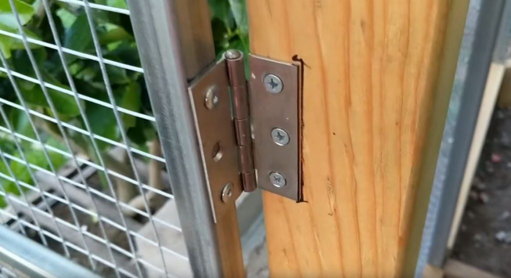 Также крепятся и петли