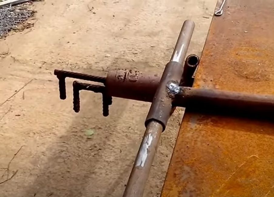 Чтобы производить бурение, вставляем в вороток кусок металлического кругляка