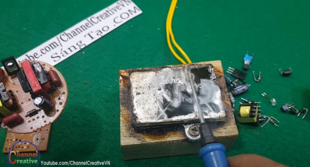 убираем в сторону образовавшийся на поверхности шлак