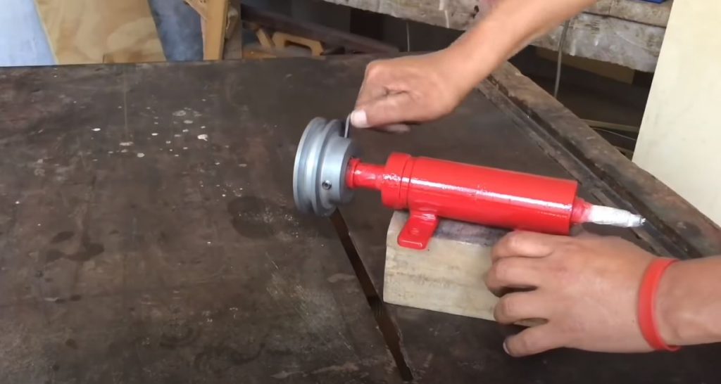 Одеваем шкив на втулку и затягиваем крепежные винты