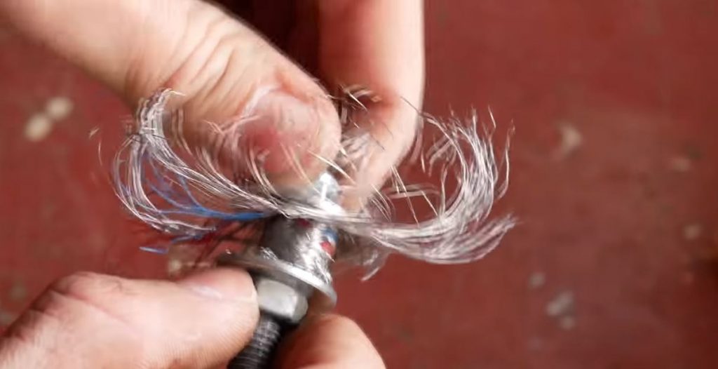 одеваем шайбу и подготовленную щетку