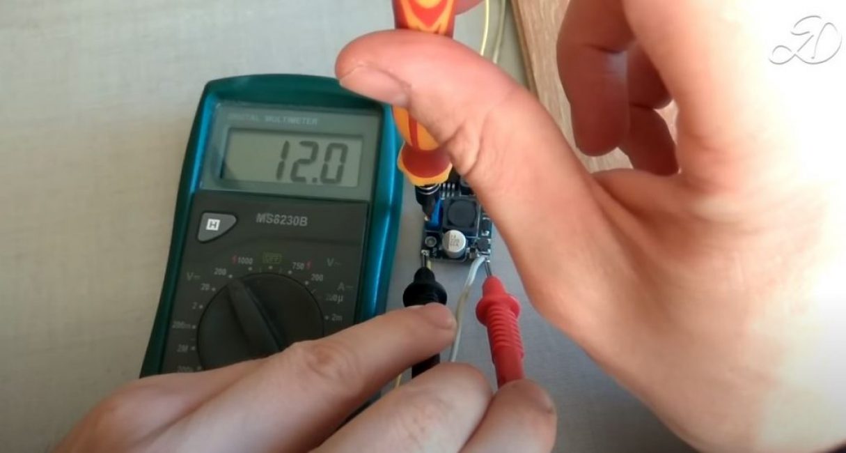 настраиваем на выходе 12 В