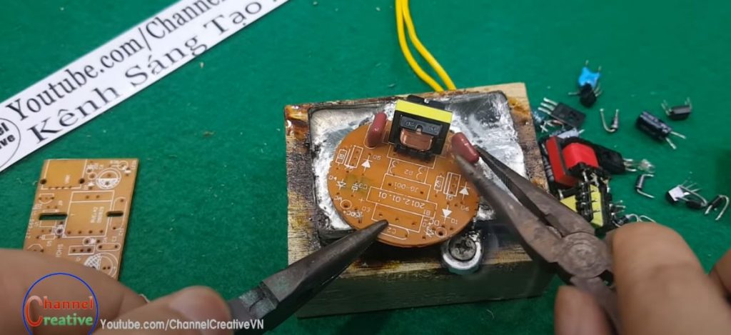 вторыми плоскогубцами вынимаем все детали