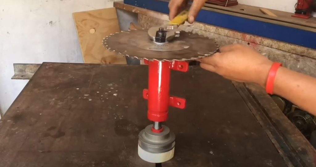 На вторую сторону вала подсоединяем пилу