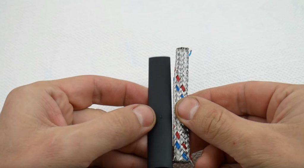 От термокембрика достаточного размера отрезаем 2 кусочка