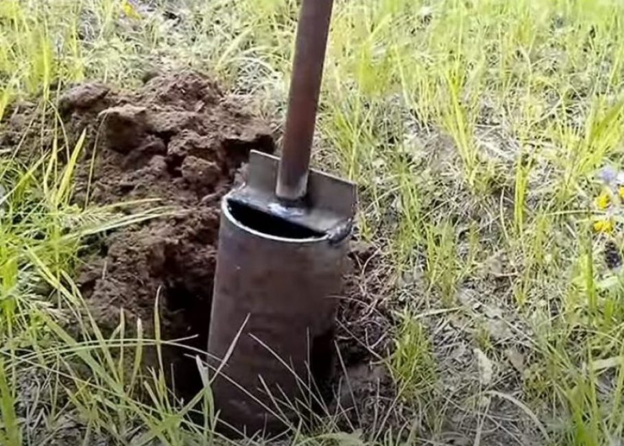 Вставляем бур и начинаем вращать его