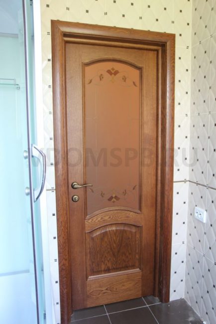 Шпонированная дверь в ванной комнате