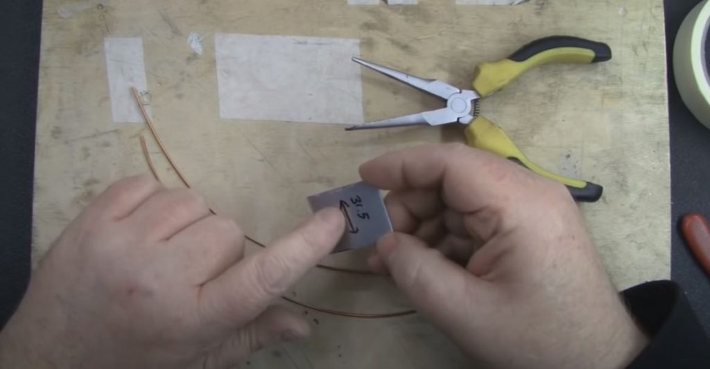 Из листа жести вырезаем шаблон необходимого размера