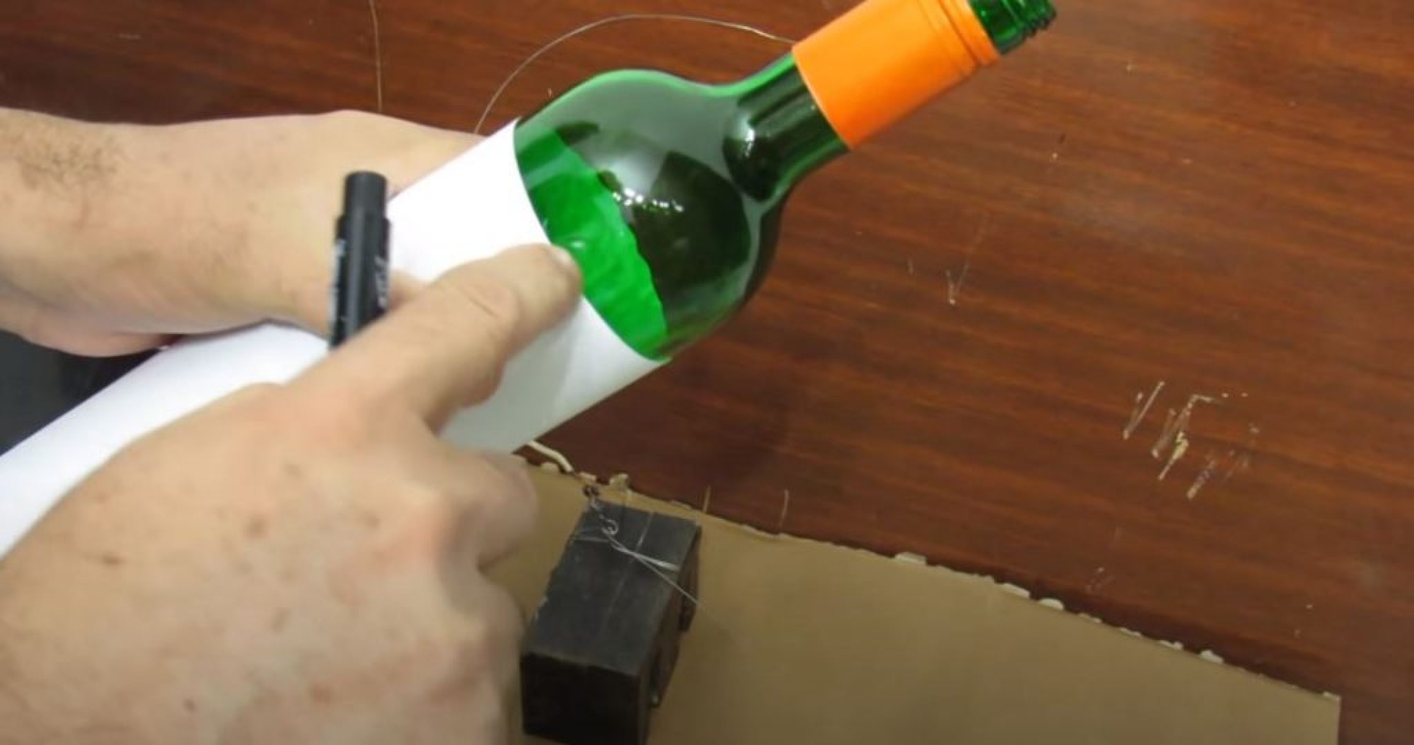 Ровно отрезать пластиковую бутылку