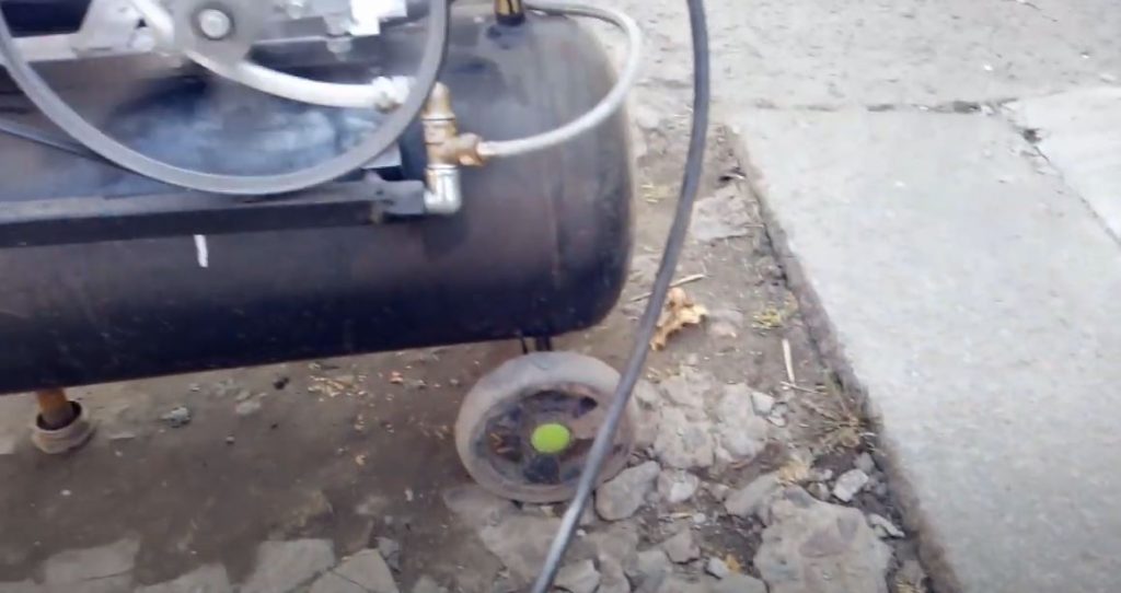 Из куска металлической трубы делаем ножку