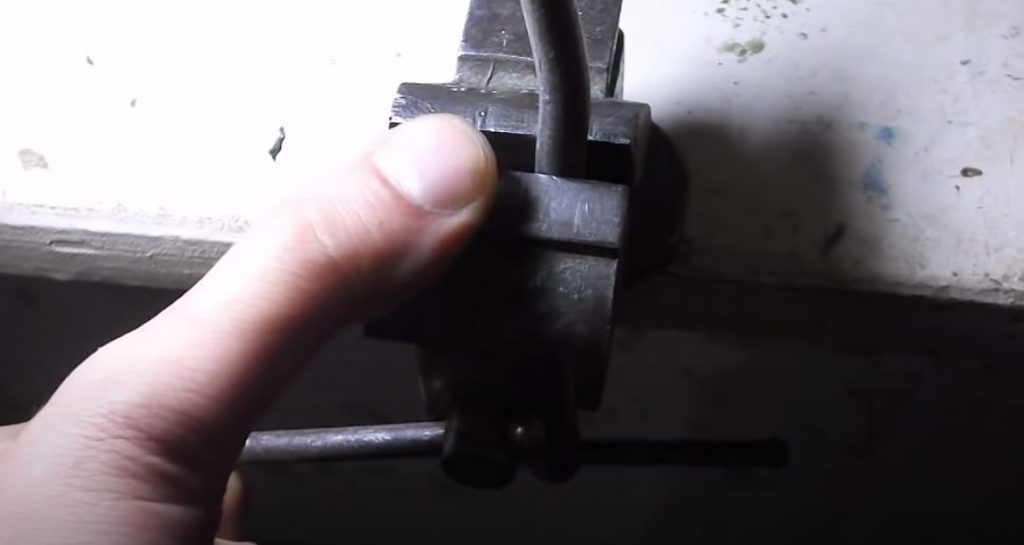 Зажимаем кусок припоя в тиски