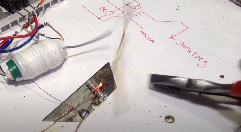 Также посмотрите, как крепко сварились два медных провода