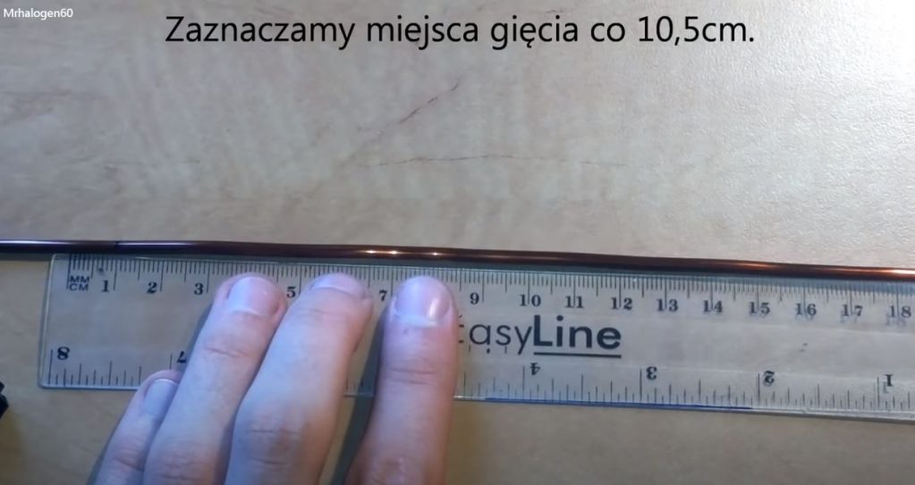 Намечаем на проволоке восемь отрезков по 10,5 см