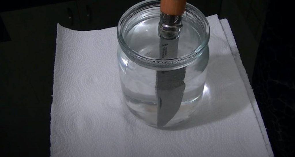 Помещаем лезвие ножа в раствор лимонной кислоты