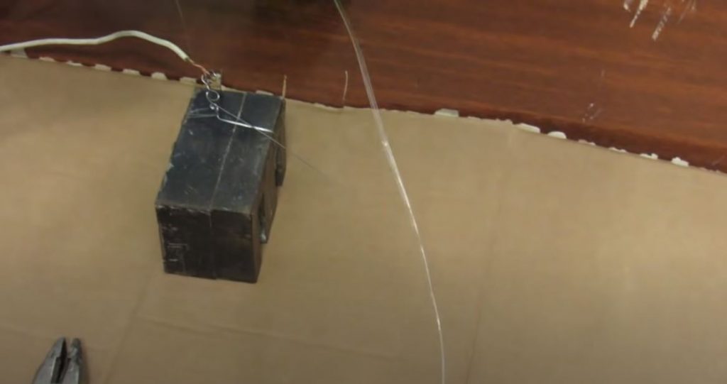 Подсоединяем один конец нихромовой проволоки к одному из полюсов аккумуляторной батареи