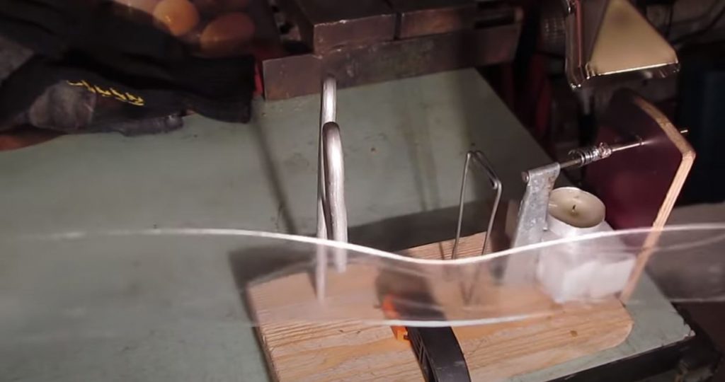 Из фигурных бутылок широкие ленты получаются немного деформированные