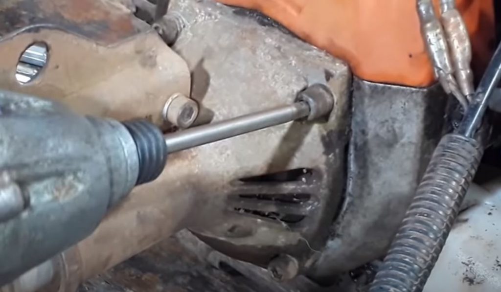 С бензокосы снимаем штангу с валом